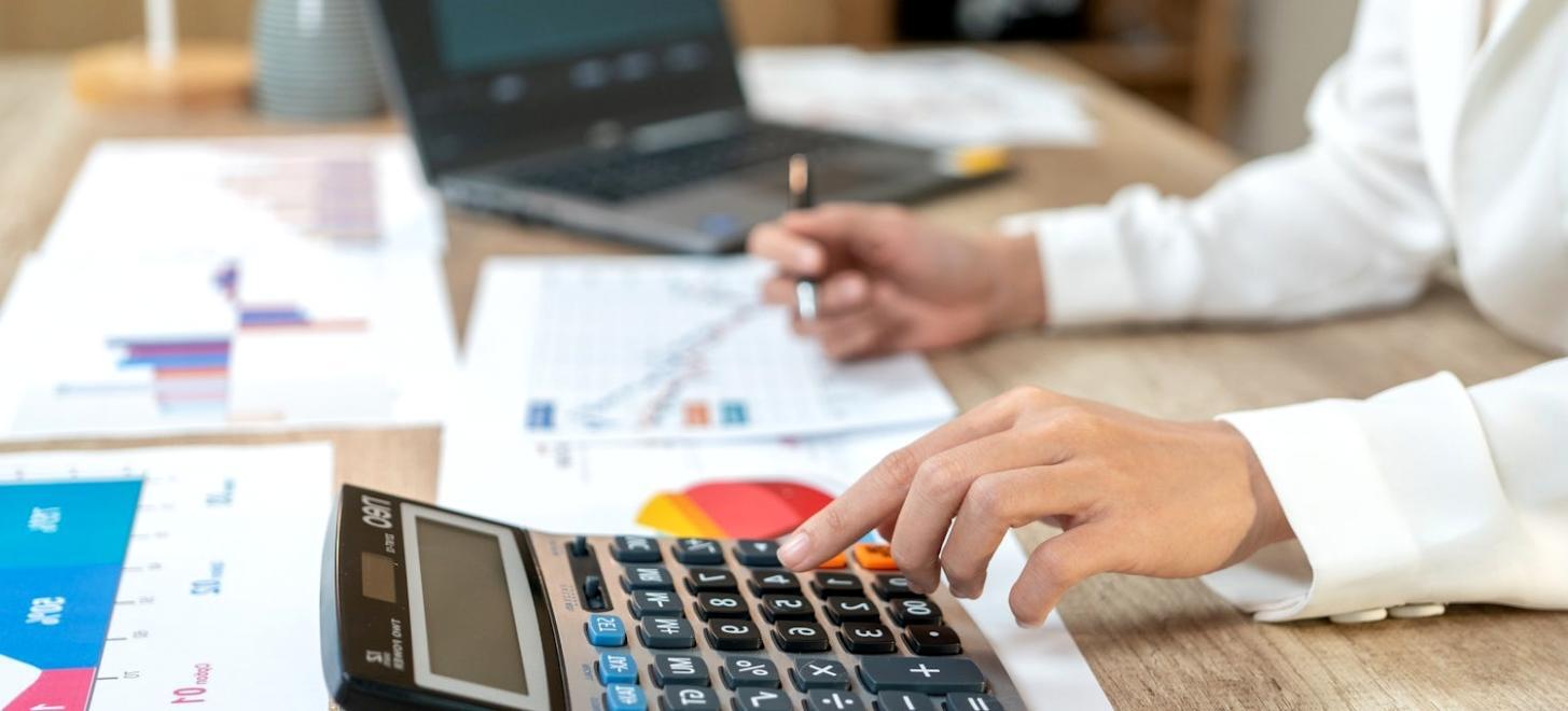 Instructor explicando conceptos de presupuesto durante sesión interactiva en línea