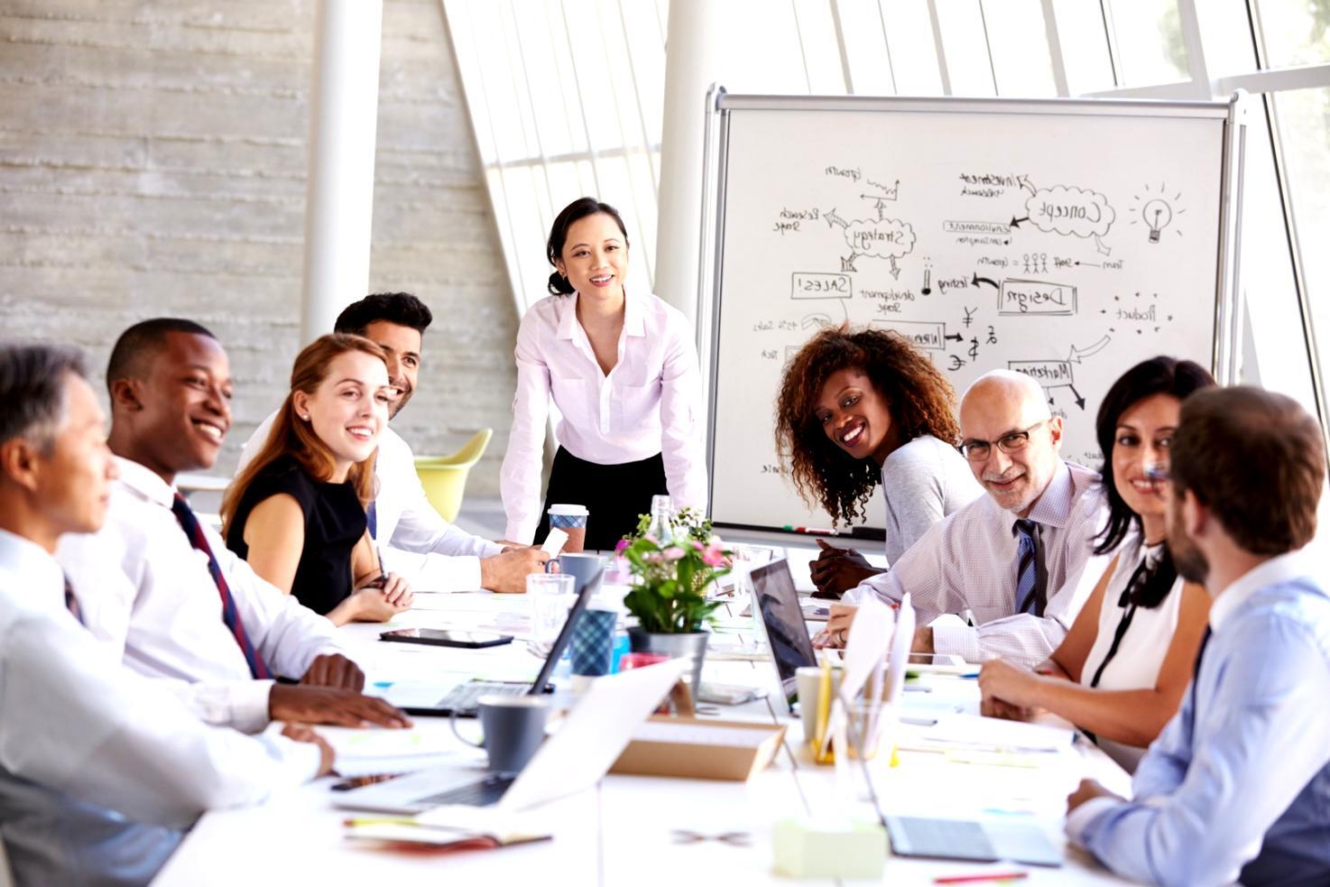 Equipo financiero analizando procesos presupuestarios mejorados